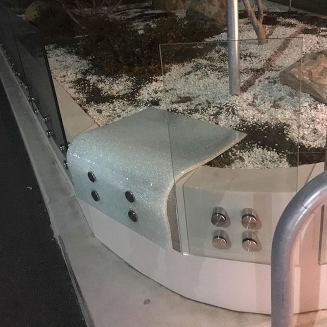 Ovo staklo se razbilo, ni nije se raspalo.
