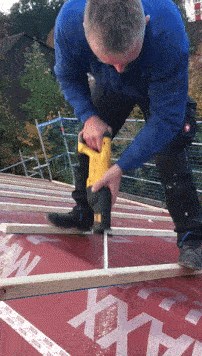 Majstor komplikacija: Građevinski radnik je snimio kako njegov kolega koristi pilu