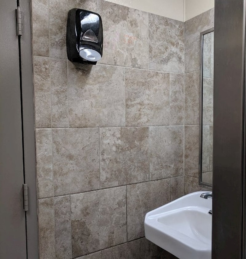 Kako bi niski ljudi trebali obrisati ruke?