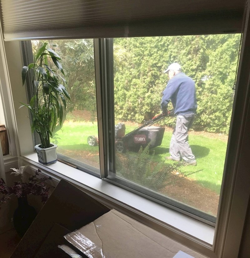 "Ovo je Dick Paul. Nedavno smo se doselili u novi kvart. Kad smo izašli van kako bi pokosili travu, vidjeli smo da on to već radi. To je njegov poklon za nove susjede."