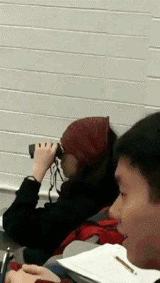 Što učiniti kad je dvorana prevelika, a profesor piše presitno? Ova studentica ima genijalno rješenje