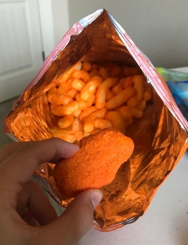 "Pogledajte što sam našao u vrećici s flipsom. Unutra je bio komad paniranog sira."