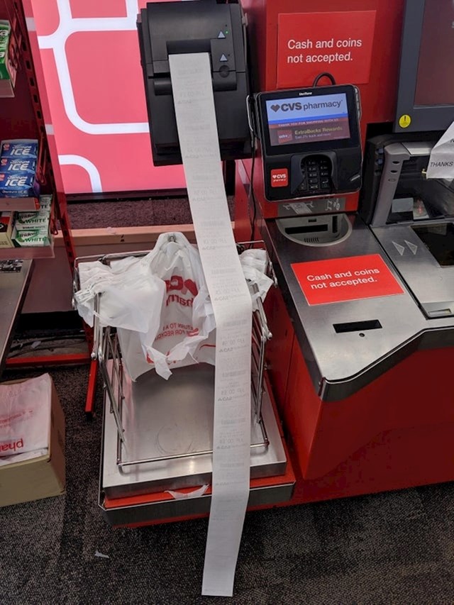 Kad je radnicima supermarketa teško maknuti isprintane račune...