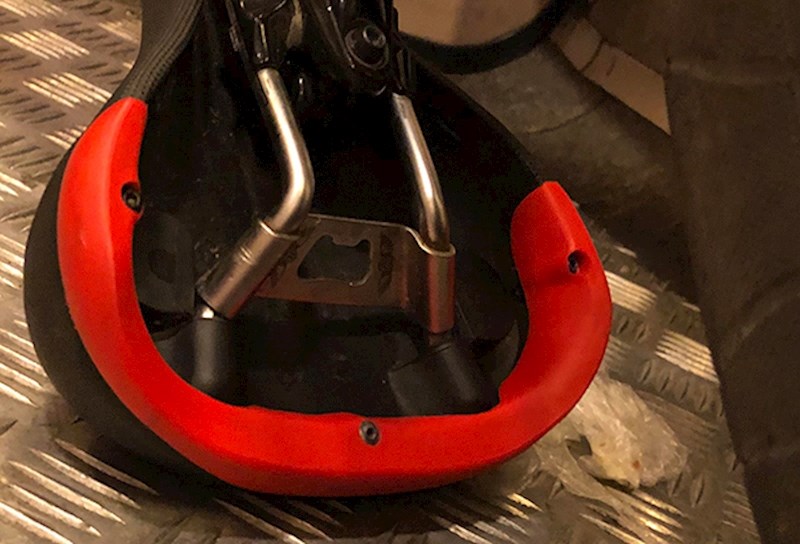 Netko je slikao donju stranu sjedala na jednom biciklu, primijetio je da ispod ima otvarač za boce.