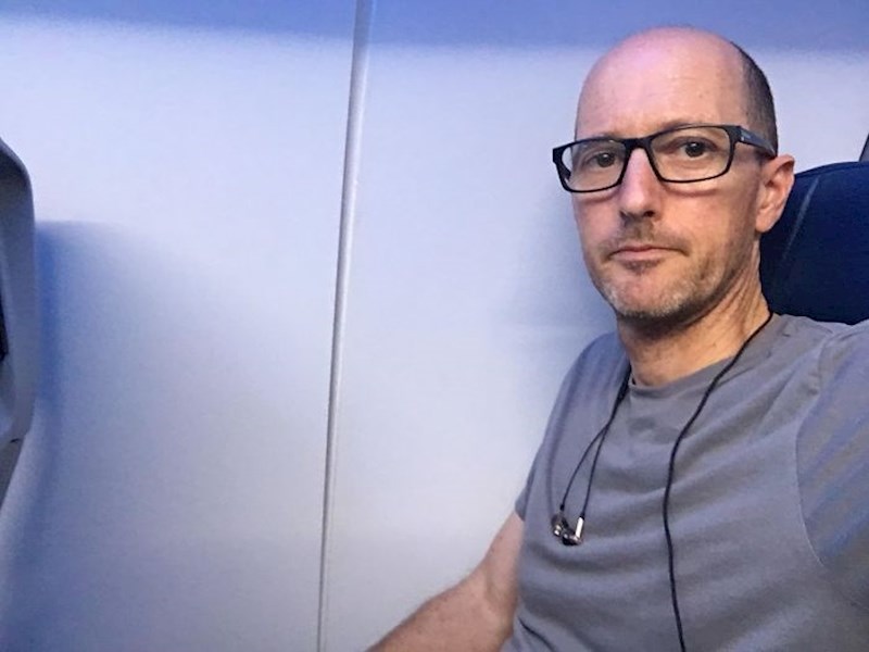 Rezervirao je mjesto s prozorom.