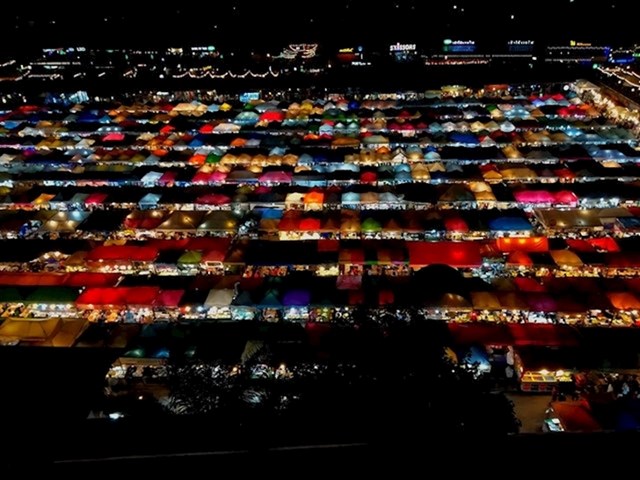 Ovako izgleda noćna tržnica u Bangkoku, Tajland.