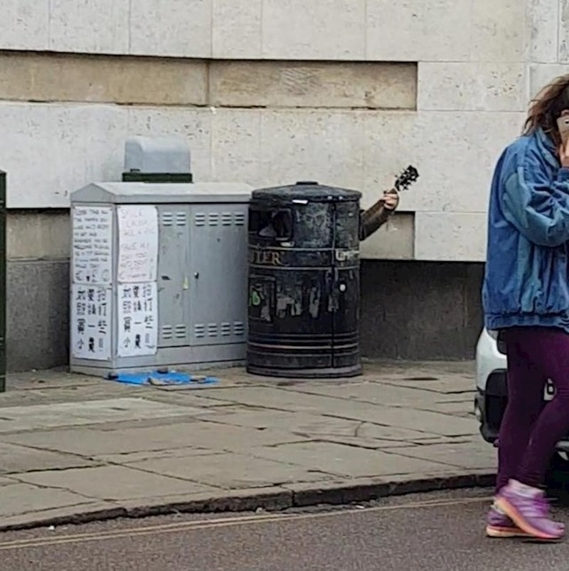 "Danas sam na ulici vidjela muškarca koji je svirao gitaru iza kante za smeće."