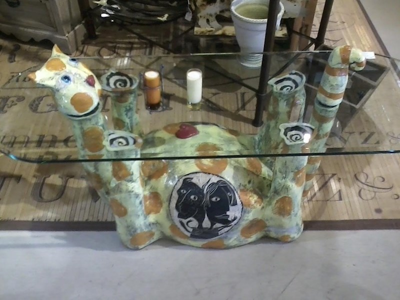 Ova osoba je kupila neobičan stol...