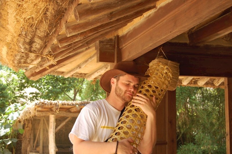 Neki Japanci spavaju sa "ženom" od bambusa ili posebnim jastukom kako bi imali osjećaj da nisu sami u krevetu i kako bi imali koga grliti, pa makar to bila i lažna žena.