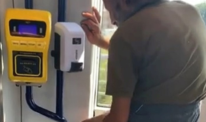 VIDEO Stariji muškarac se u javnom prijevozu "otuširao" sredstvom za dezinfekciju?!