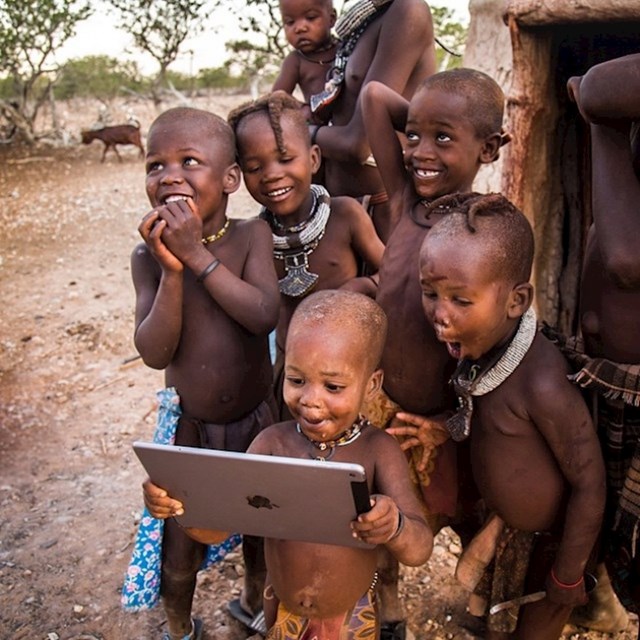 Afrička djeca su prvi put vidjela tablet.