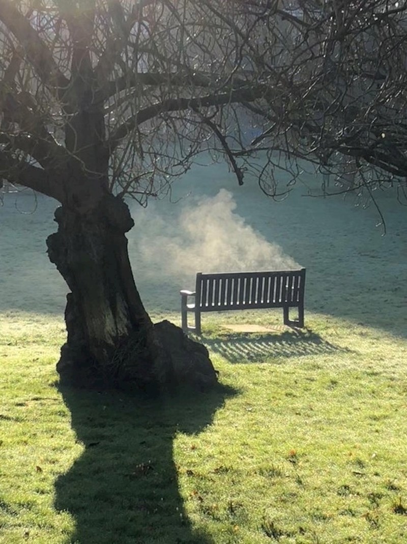 Klupica koja izgleda kao da se na njoj vampir pretvorio u pepeo i dim