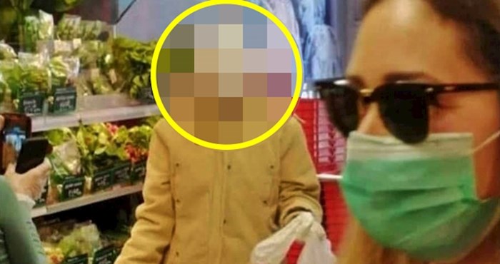 Starija gospođa ušla je u supermarket i nasmijala ostale kupce brutalnom maskom