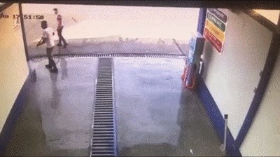 Radnik je čistio autopraonicu, a onda je nadzorna kamera snimila nešto šokantno