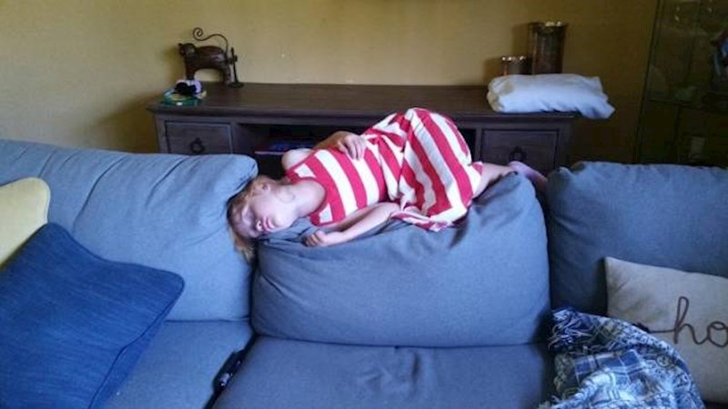 Imaju ogroman kauč, a pogledajte gdje je ona zaspala...