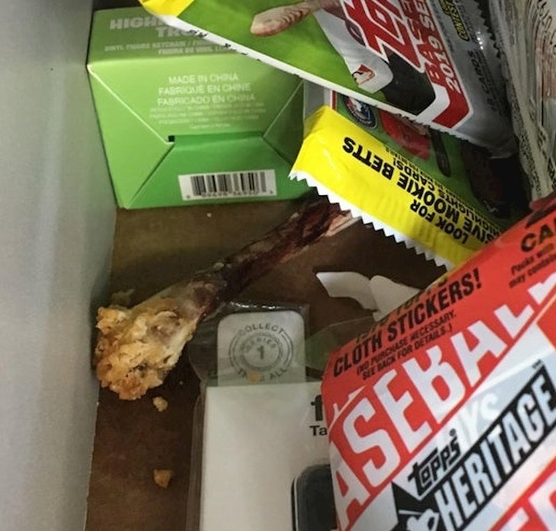 Ovdje je netko bacao kosti na police s namirnicama.