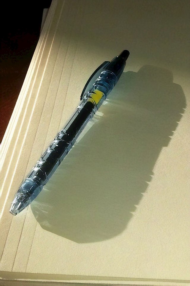 Ova kemijska olovka je napravljena od recikliranih plastičnih boca.