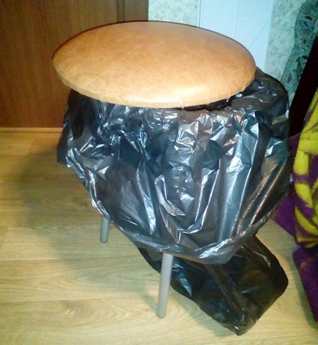 Koš za smeće koji služi i kao stolica