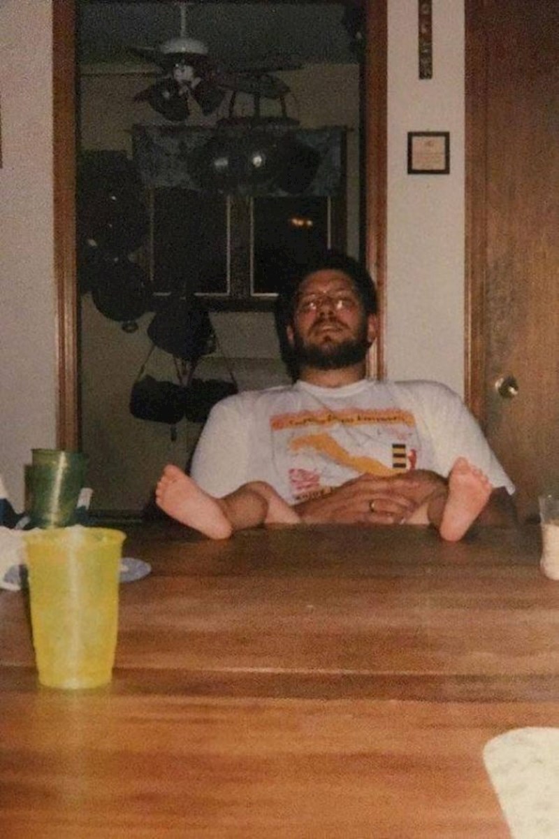 Muškarac s nogama bebe