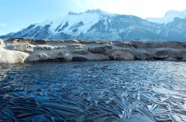 Čudno zaleđeno jezero