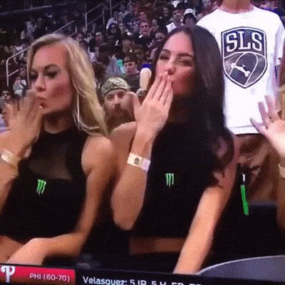 Kamera je snimala zgodne djevojke na tribini, no jedan lik im je na presmiješan način ukrao show