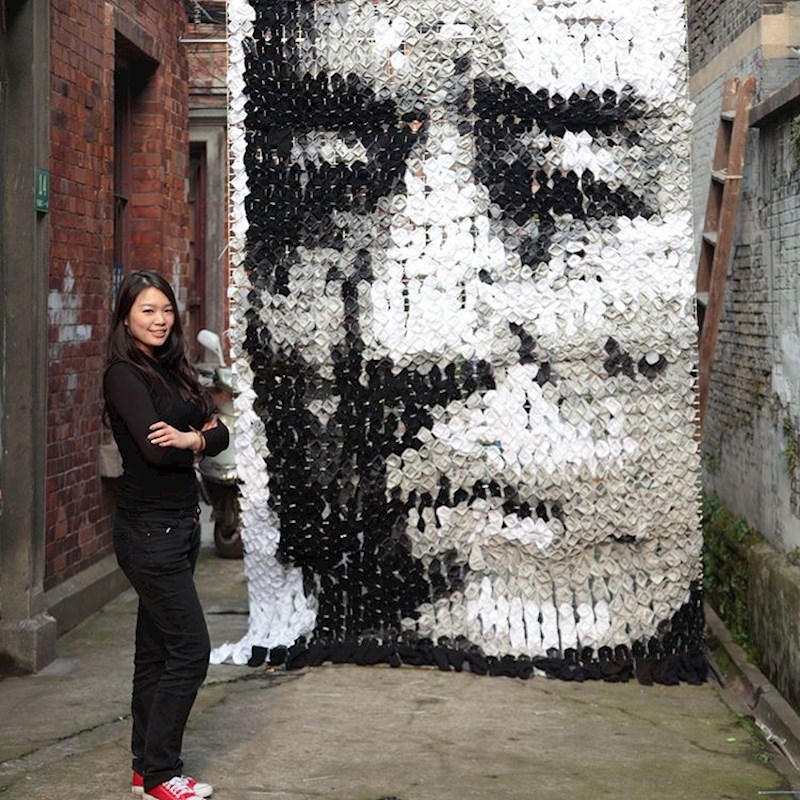 Ovo umjetničko djelo je napravila pomoću čarapa.