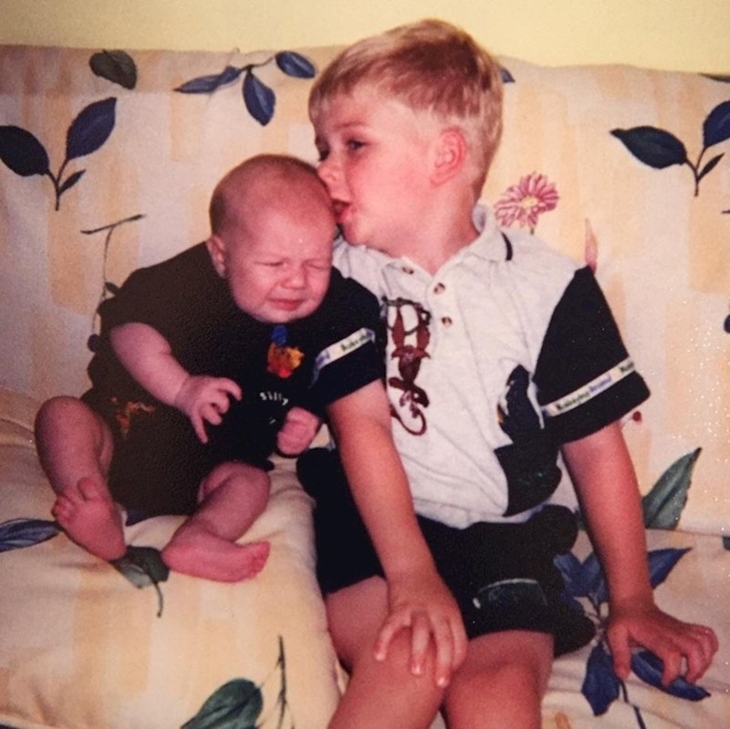 I ova beba ima ogromnu ruku!