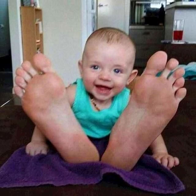 Beba s velikim stopalima