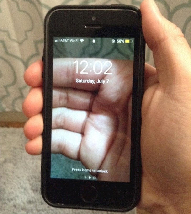 Savršeno pozicioniranje ruke i pozadine na mobitelu