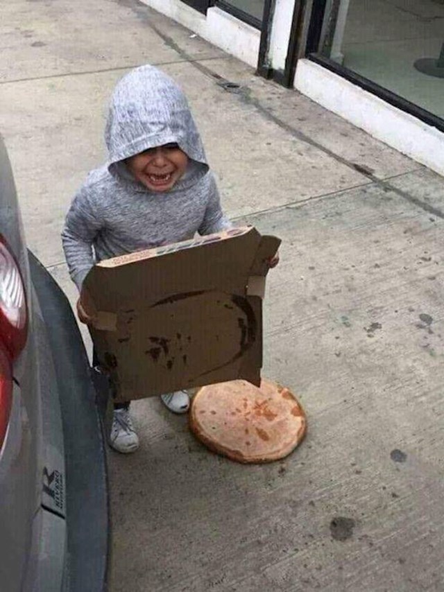 Dao je djetetu da pridrži pizzu.