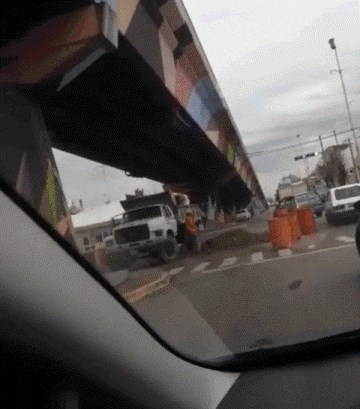 Vozač usporio i ugledao čudan prizor: Nasmijat ćete se kad vidite kako su ovi radnici gubili vrijeme