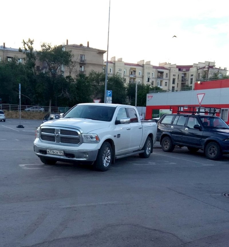 Pogledajte kako je parkirao auto. Ne, nije ga zanimalo što drugi misle.