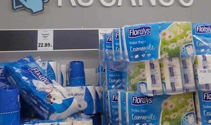 Kupac je primijetio neshvatljivu grešku u supermarketu, evo što je pisalo iznad WC papira