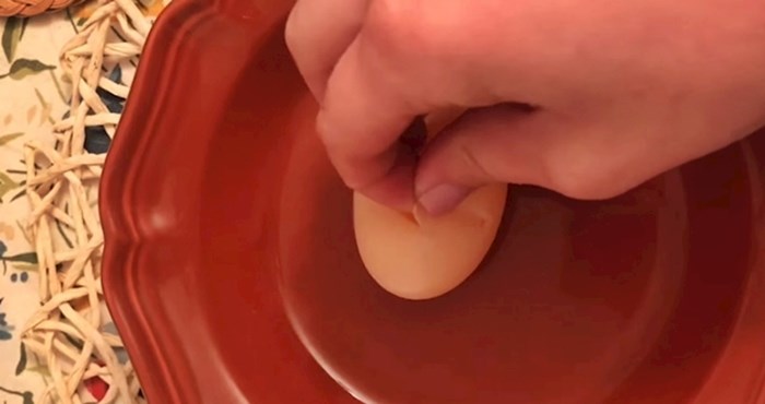 VIDEO Na farmi je našla čudno mekano jaje, u njemu je bilo nešto još čudnije