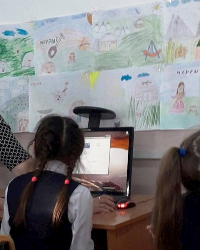 Da, ovaj monitor je postavljen naopako. Netko je na računalu okrenuo sliku pa je nisu znali vratiti u normalu.