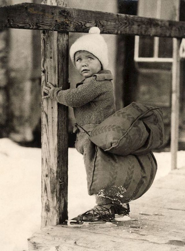 Mali dječak iz Nizozemske uči klizanje na ledu, 1933.