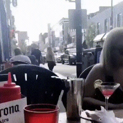 NOVA MODA Dok je vani sjedio i jeo, čovjek je slučajno ugledao ženu koja izgledao kao da nije s ovog svijeta