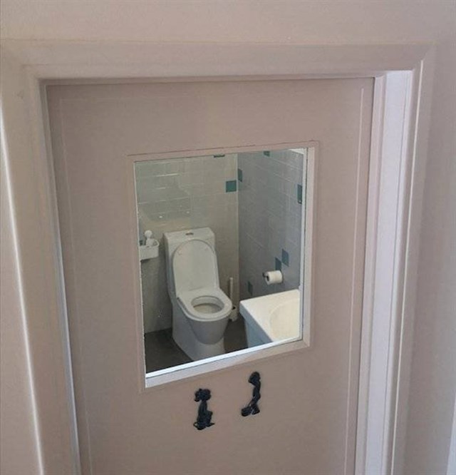 Vrata za dječji WC su još gora.