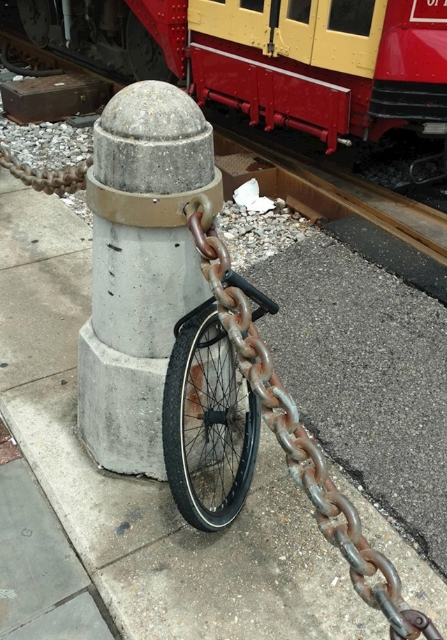 Pokušao je zaključati bicikl, no netko ima čudan smisao za humor...