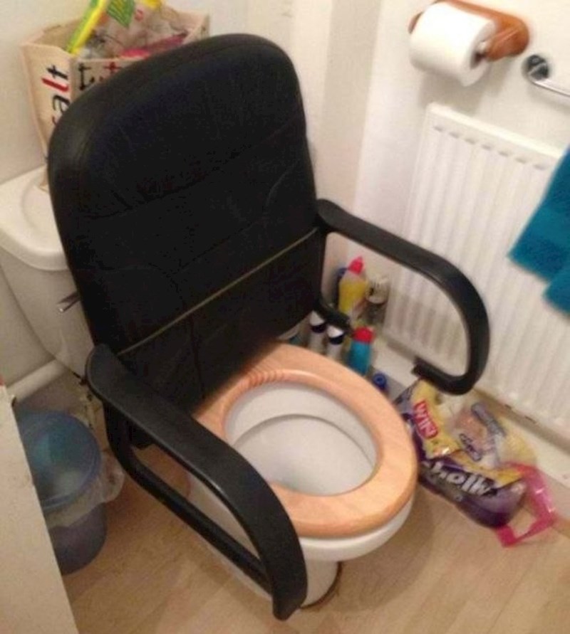 Ovaj lik je htio WC učiniti udobnijim. Uspio je.