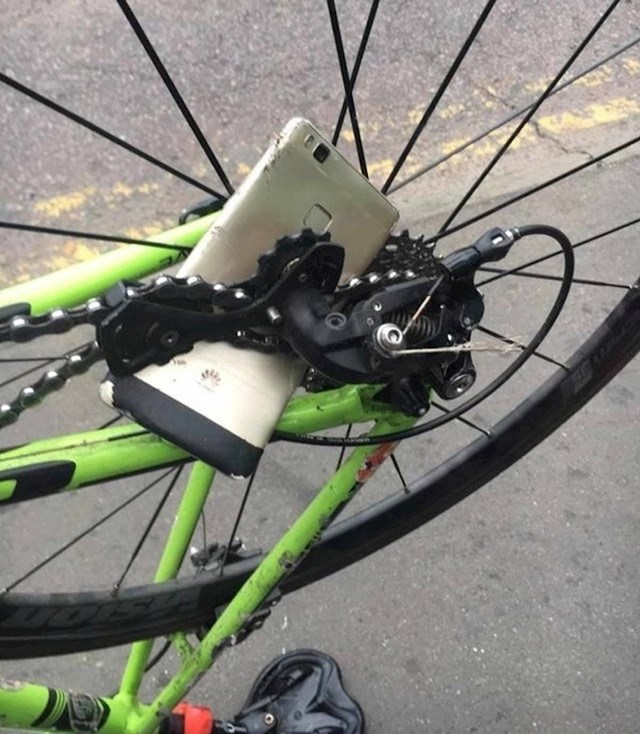 Ova fotka boli dok je gledate. Počivaj u miru, mobitelu.