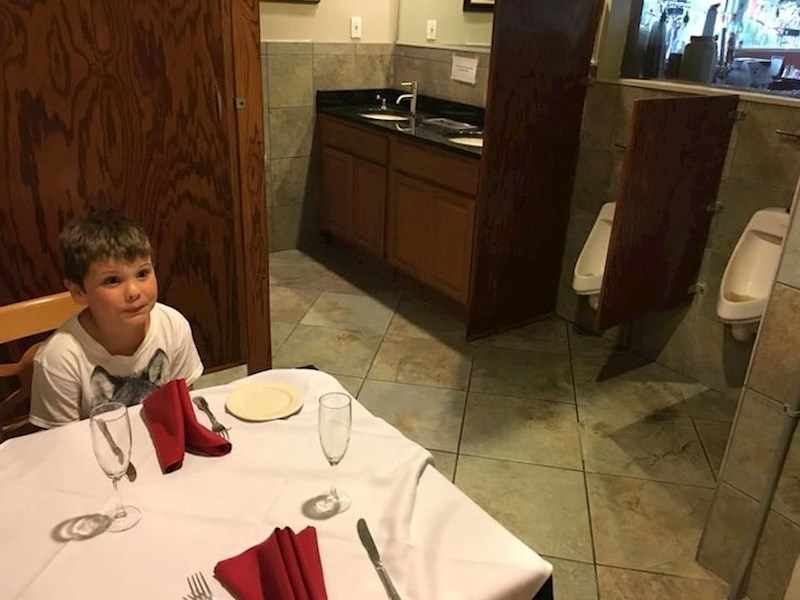 Ovo sasvim sigurno nije stol za VIP goste.