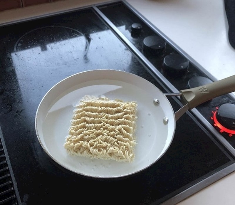 "Ovako moj dečko priprema kineske rezance."