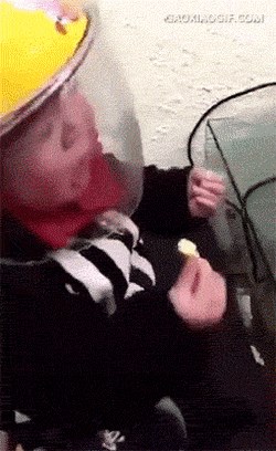 Djetetu su stavili kacigu na glavu, a onda se pojavio "problem" koji je nasmijao roditelje