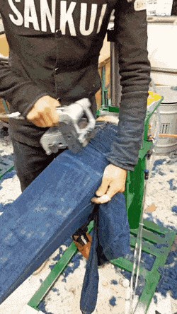 Ova snimka će vam otkriti kako zapravo nastaju one poderane hlače koje svi kupuju