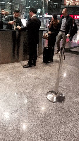 Čovjek s "poslušnim koferom" bio je glavna atrakcija na kolodvoru, pogledajte što je netko snimio