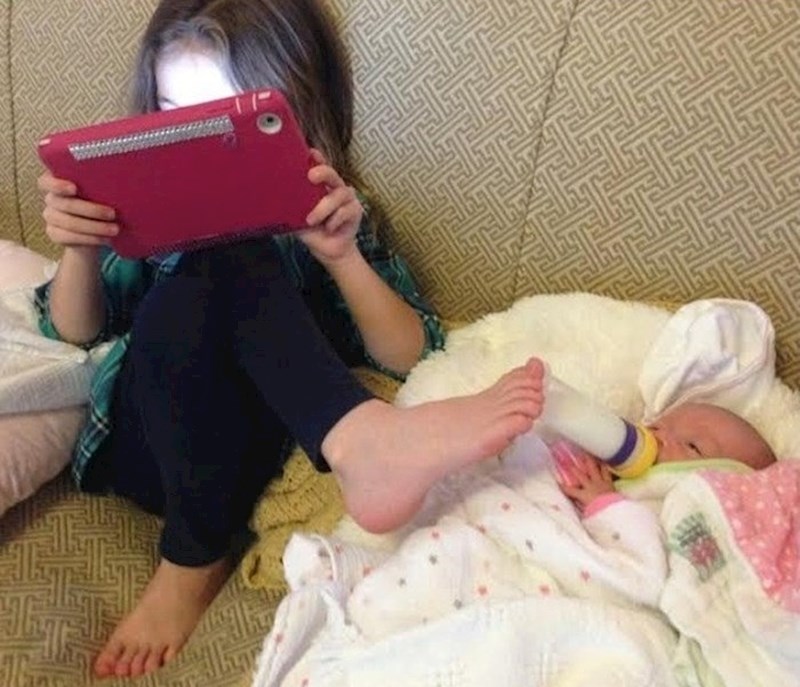 "Šestogodišnja klinka je imala zadatak pripaziti na seku. Dokazala je da može više toga obavljati istovremeno."