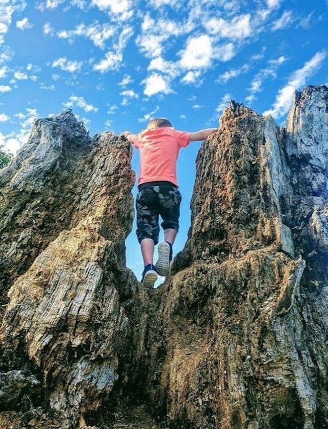 Ovaj dječak na fotki izgleda kao div među planinama...