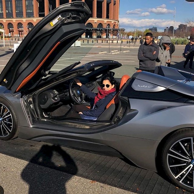 Ja: "Čiji je to auto?" / Ona: "Ne znam, šuti i slikaj me!"