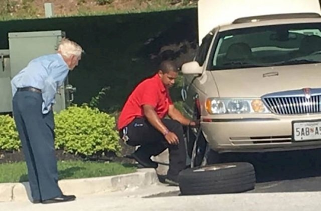 Mladić se zaustavio kako bi pomogao starijem gospodinu oko mijenjanja automobilske gume.